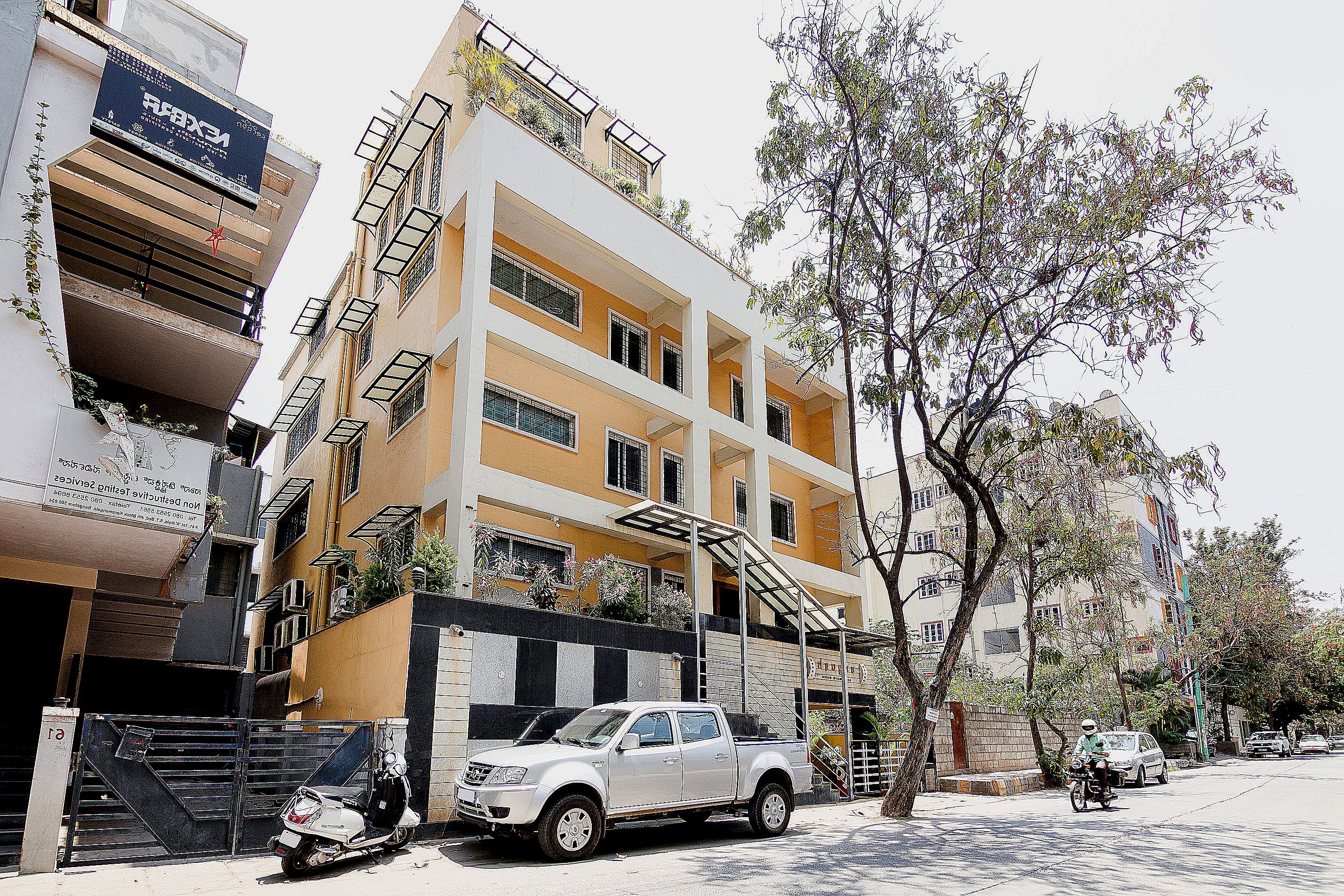 OYO Flagship 8252 Aayush Corporate Stays