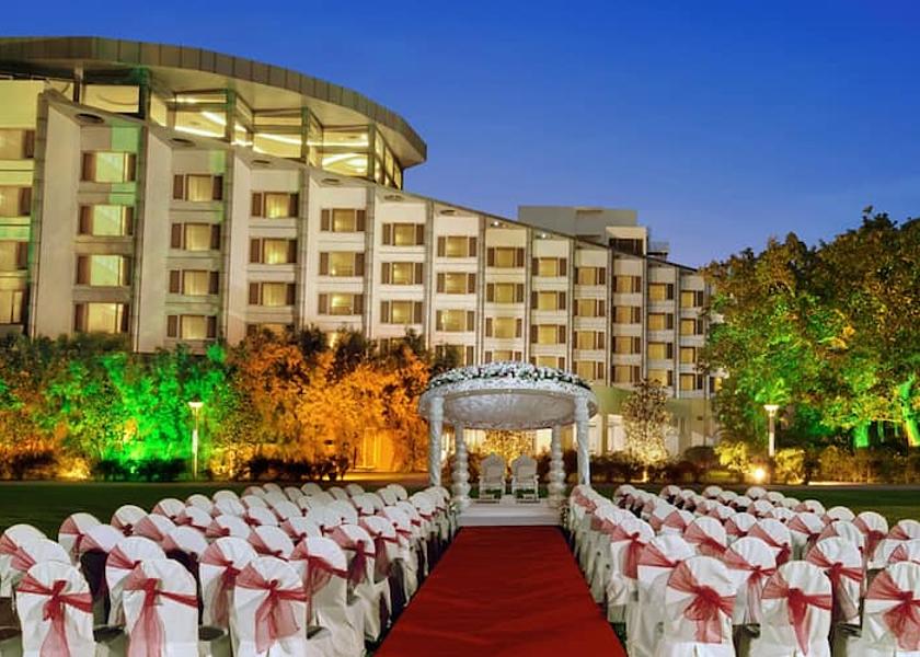 Uttar Pradesh Varanasi hotel lawns