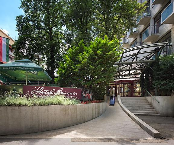 Hotel Benczur null Budapest Entrance