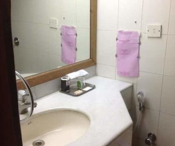 Hotel Oxford Tamil Nadu Erode bathroom
