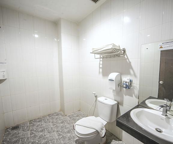 New Hollywood Hotel Riau Pekanbaru Bathroom