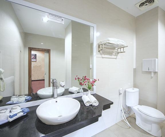 New Hollywood Hotel Riau Pekanbaru Bathroom
