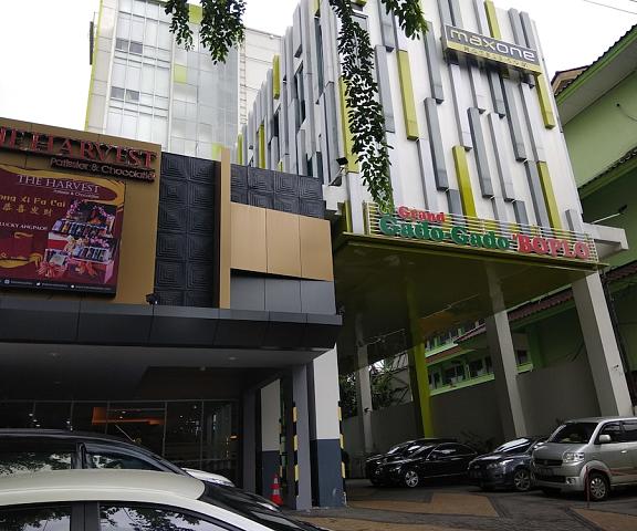 MaxOneHotels.com at Kramat West Java Jakarta Entrance