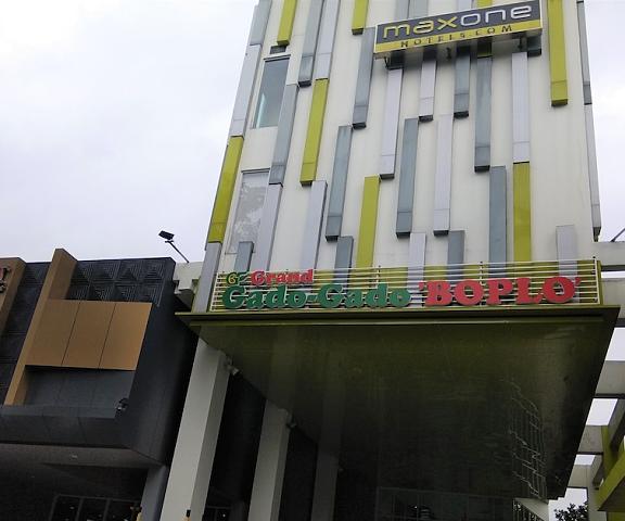 MaxOneHotels.com at Kramat West Java Jakarta Facade