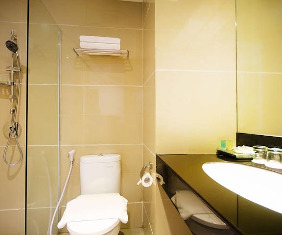 Ayola First Point Hotel Pekanbaru Riau Pekanbaru Bathroom