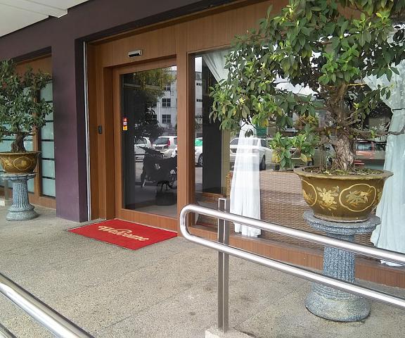 Grand Medallion Hotel Sarawak Kuching Entrance