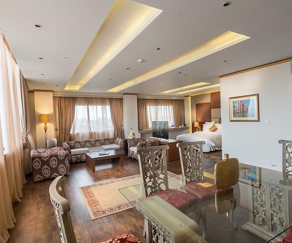 Luxus Grand Hotel null Lahore Room