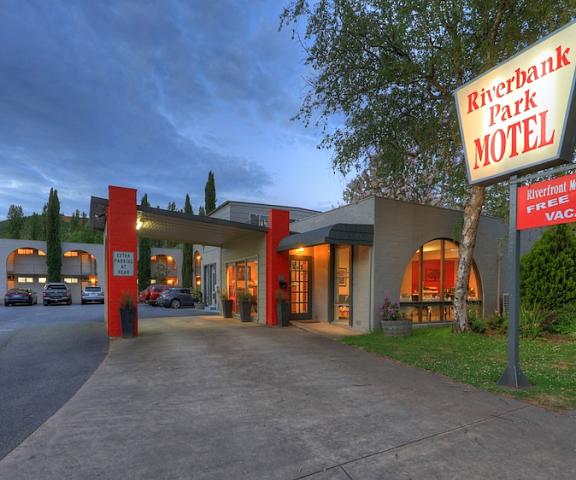 Riverbank Park Motel Victoria Bright Entrance