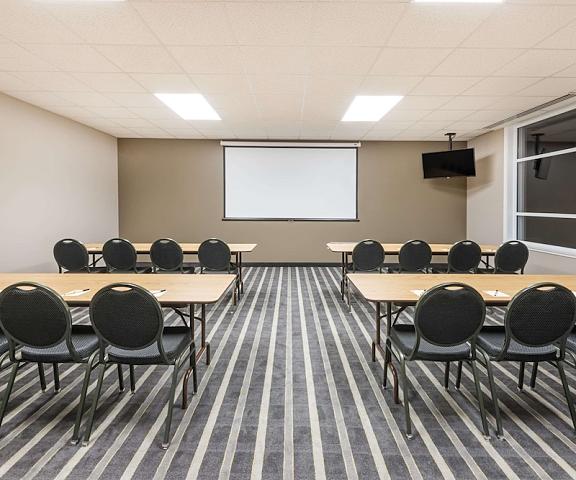 Super 8 by Wyndham Mont Laurier Quebec Mont-Laurier Meeting Room