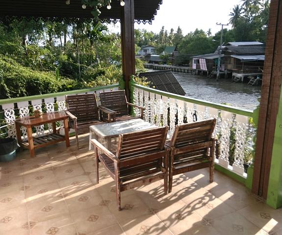 RueanPhen Homestay Samut Songkhram Amphawa Porch