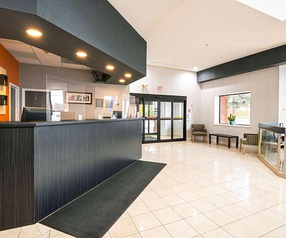 Comfort Hotel & Suites Ontario Peterborough Lobby