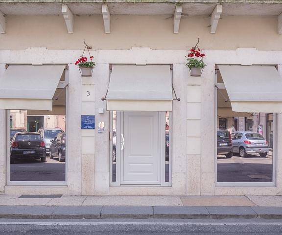 Cinque Luxury Rooms Veneto Verona Entrance