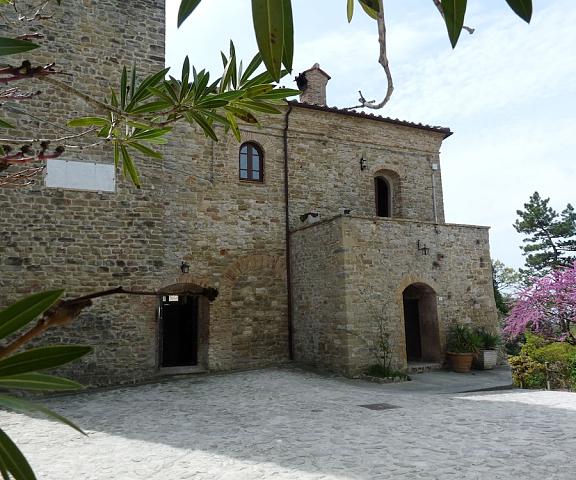 Castello di Giomici Umbria Valfabbrica Facade
