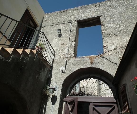 Casa Ferrari Calabria Gerace Entrance