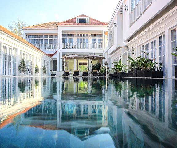 White Boutique Hotel & Residences Koh Kong Sihanoukville Facade