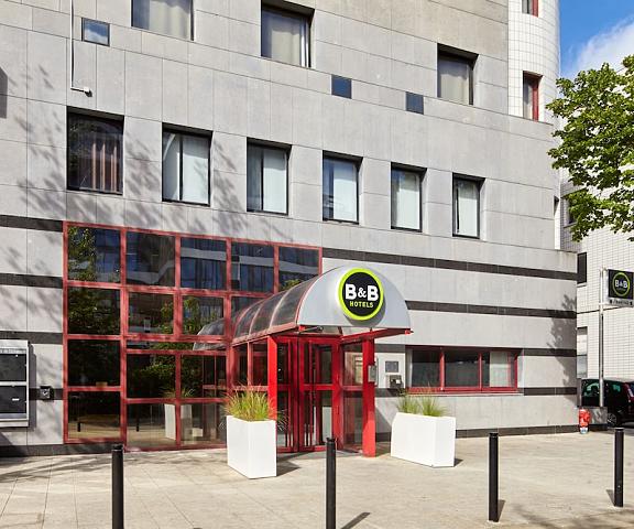 B&B HOTEL Saint-Quentin-en-Yvelines Centre Gare Ile-de-France Montigny-le-bretonneux Entrance