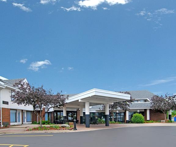 Quality Inn & Suites Ontario Brampton Entrance