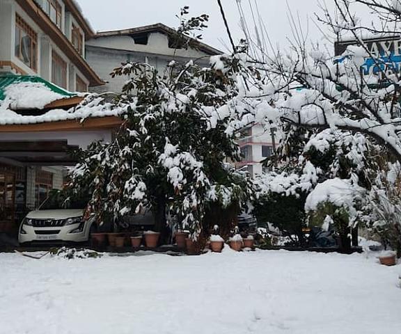 Hotel Hayer Regency Himachal Pradesh Manali Front Garden in Snow
