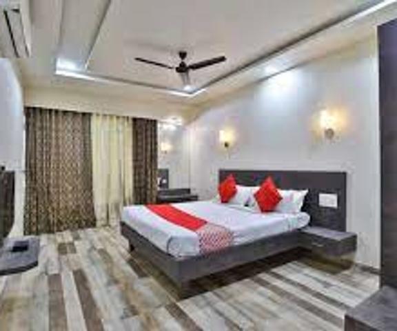 Hotel Rowton Gujarat Vadodara Double Bed AC Room