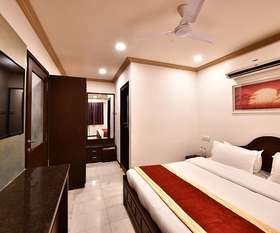 Click Hotel White House Residency Vadodara Gujarat Vadodara Kitchen