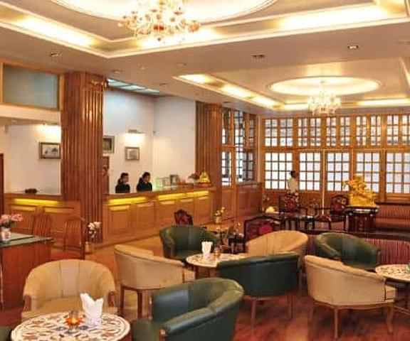 Moon International Hotel Himachal Pradesh Shimla recpection sitting area