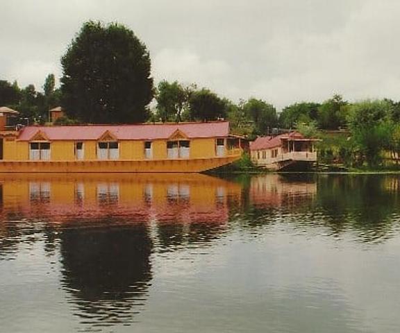 houseboat
