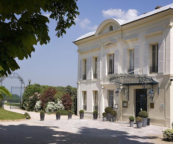 Pavillon Henri IV – Hotel Restaurant Terrasse Ile-de-France Saint-Germain-en-Laye Entrance