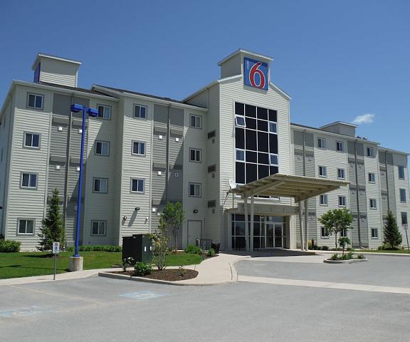 Motel 6 Kingston, ON Ontario Kingston Entrance