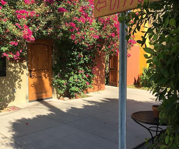 Los Arboles Hotel California Palm Springs Entrance