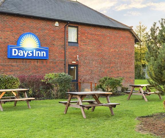 Days Inn by Wyndham Chesterfield Tibshelf England Alfreton Garden