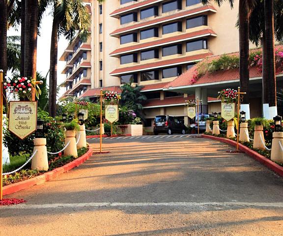 The Retreat Hotel & Convention Centre Maharashtra Mumbai Entrance