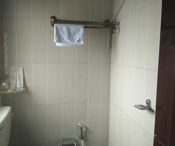 Hotel The Greetings Maharashtra Pune Bathroom