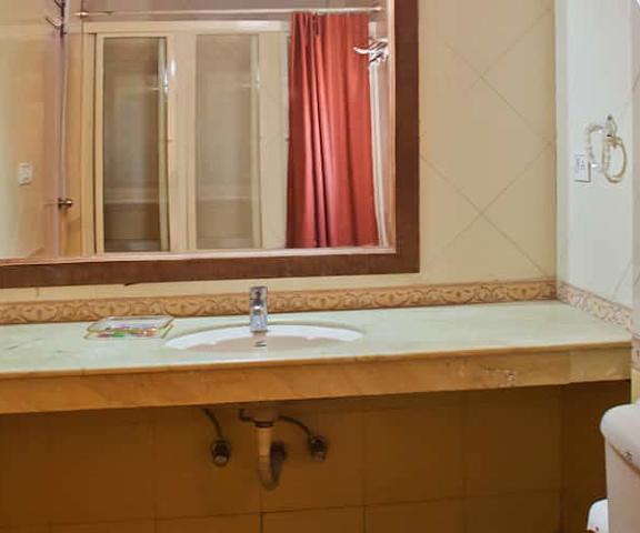 Hotel Flyover Classic Punjab Patiala Bath room of the Honeymoon Suite