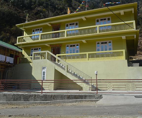 Rufina Lachung de'CROWN Sikkim Lachung Hotel Exterior