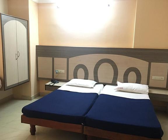 Iroomz Amrutha Residency Karnataka Hampi Room