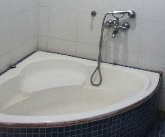 Khubsoorat Inn Andhra Pradesh Kakinada bathtub