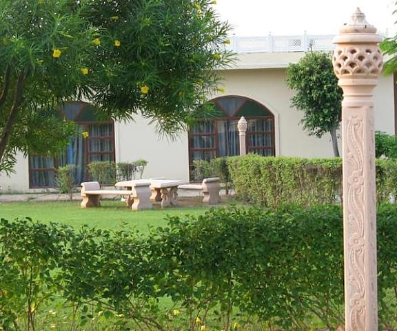 Sara Vilas Hotel Rajasthan Mandawa lawn