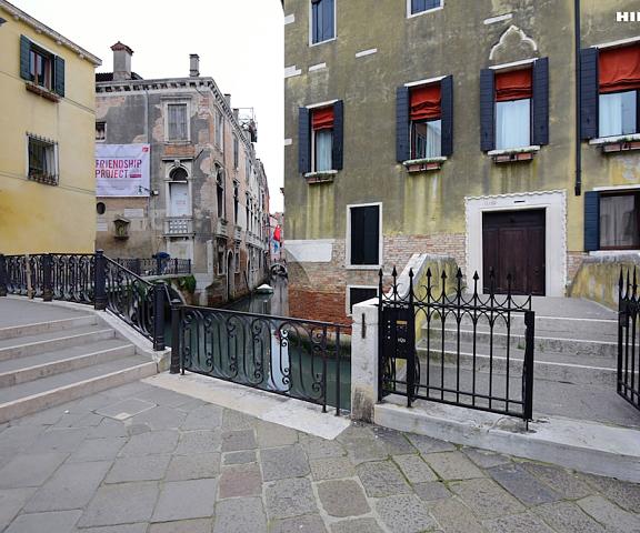 Charming House iQs Veneto Venice Exterior Detail