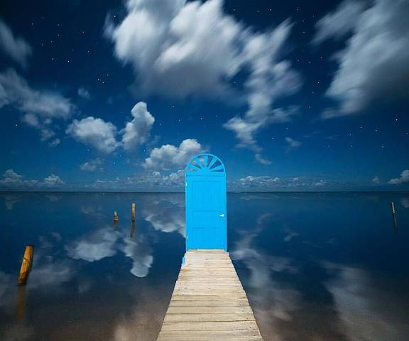 Puerta Azul Islas de la Bahia Roatan Facade
