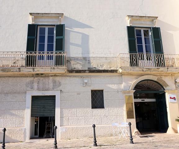 Palazzo Circolone Puglia Poggiardo Entrance
