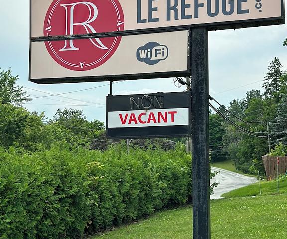 Motel Le Refuge Quebec Sherbrooke Exterior Detail