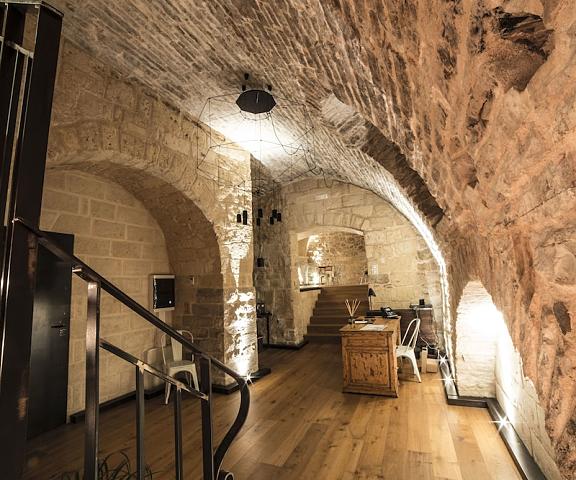 Edward Rooms & Wellness Puglia Trani Interior Entrance