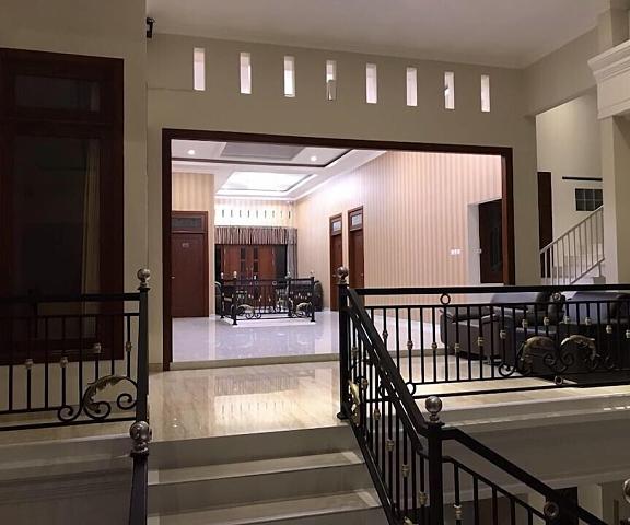 Hillside Suite Guest House East Java Malang Interior Entrance