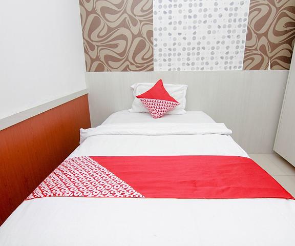OYO 861 R Four Hotel null Palu Room