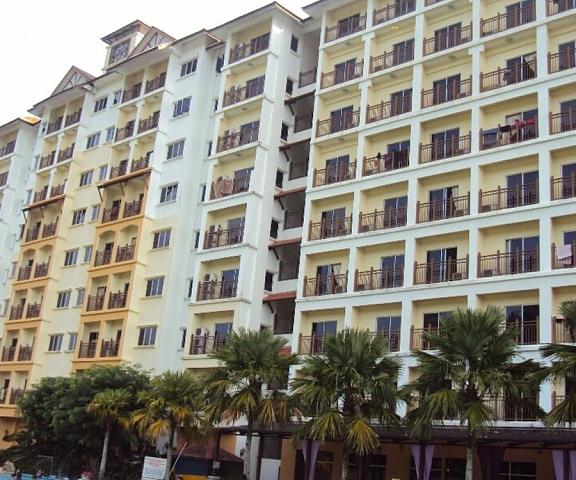 OYO HOME 90301 Suria Service Apartments @ Bukit Merak Laketown Resort Perak Taiping Facade