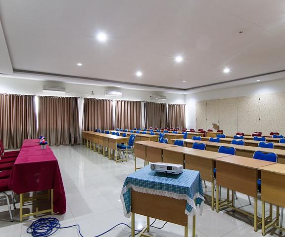 OYO 889 Edotel Amanah Hotel Syariah By Smk Muhammadiyah 1 Riau Pekanbaru Meeting Room