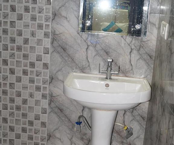 Goroomgo Srikhetra Swargadwar Puri Orissa Puri Bathroom
