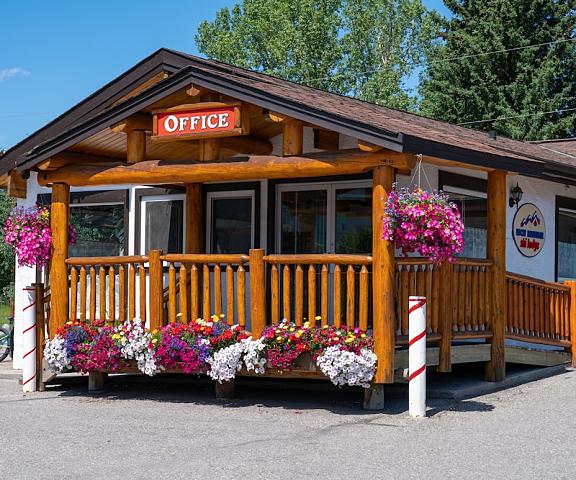 Rocky Mountain Ski Lodge Alberta Canmore Entrance