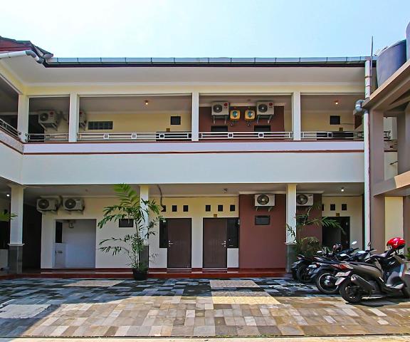 Super OYO 92437 Wahidin Guesthouse Central Java Pekalongan Facade