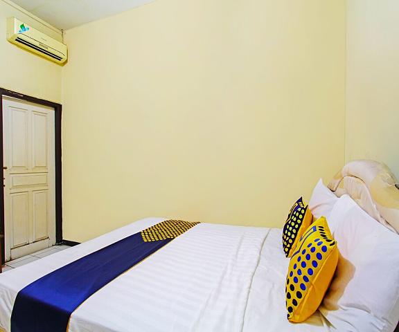 Spot On 91563 Hotel Meilias Central Java Cilacap Room